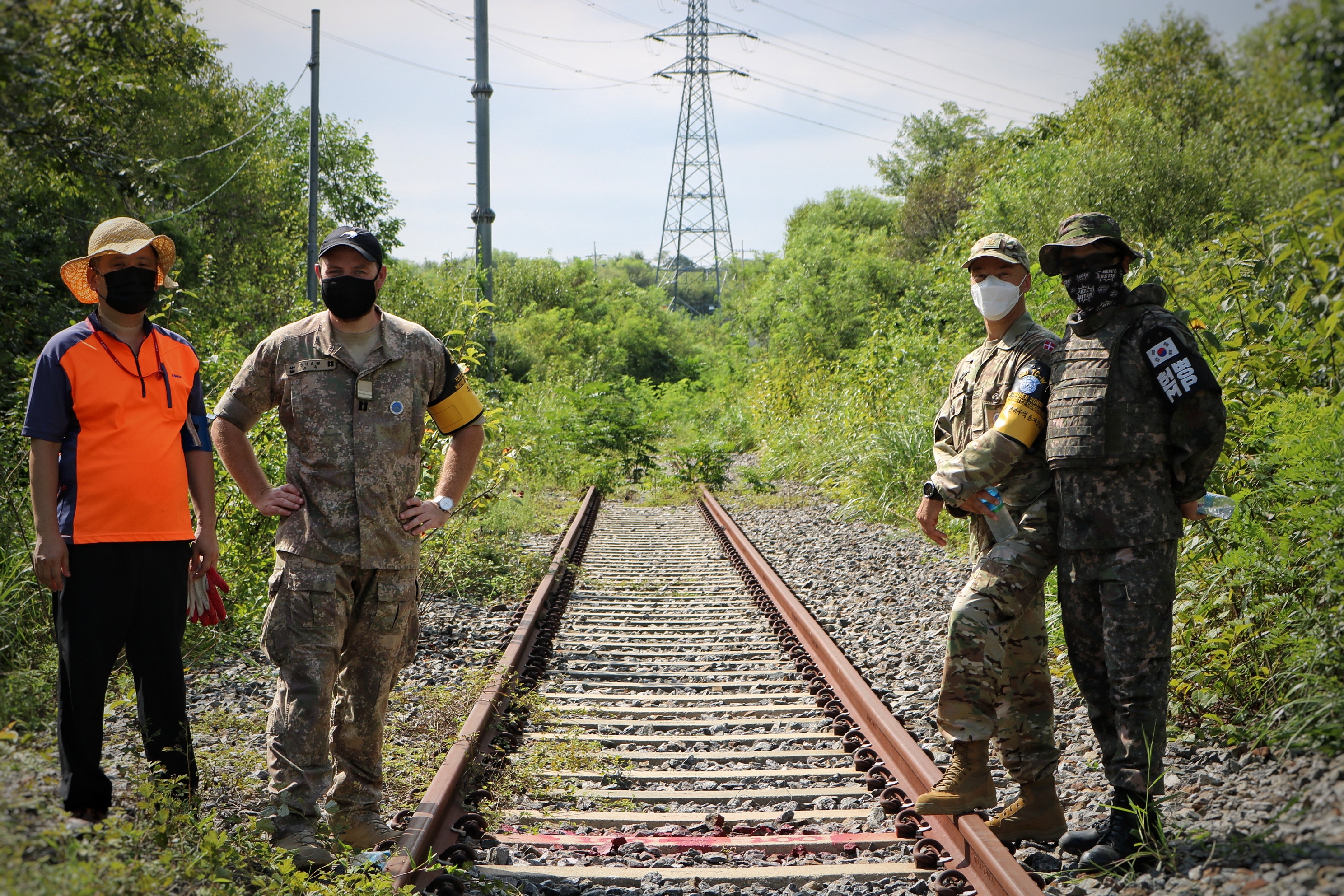 UNC personnel take a break with their ROK military and KORAIL counterparts during maintenance and debris clearing, September 2020 2020년 9월 진행된 철도 정비 및 주변 정리 작업간 한국군 및 한국철도공사 관계자들과 휴식 중인 유엔사 인원들