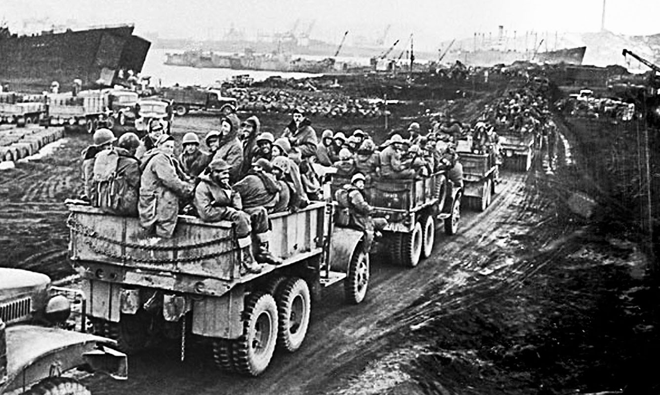 Hungnam%20troops%20being%20moved%20to%20ships.jpg